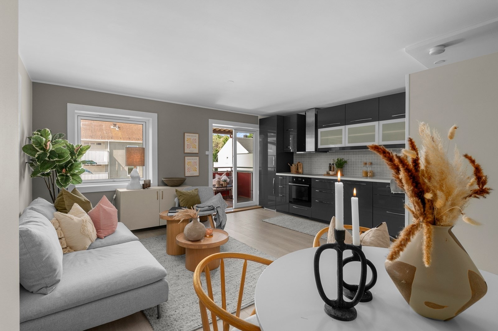 Borettslaget har gjennomgått gode oppgraderinger de siste årene, som utskifting av vinduer, terrassedører, samt fornying av balkonger. Galleribilde