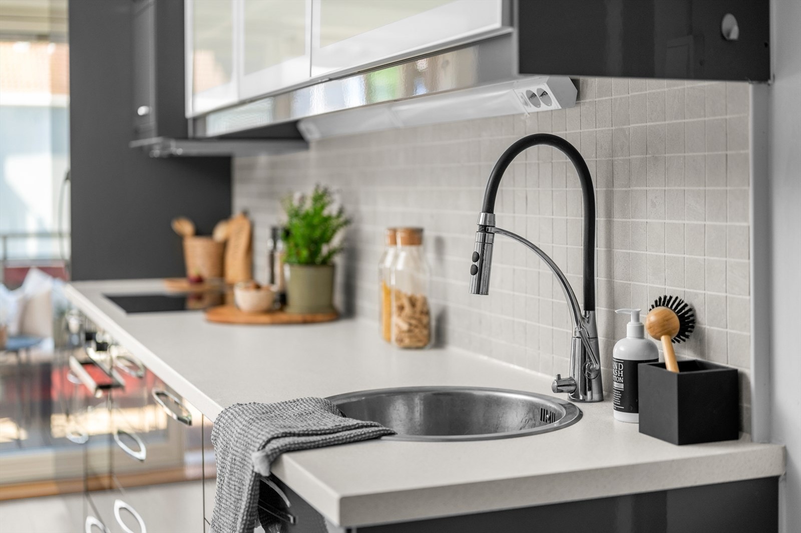 Du får gulvvarme og mekanisk avtrekksvifte over stekesonen. Det er også integrert stekeovn, platetopp, oppvaskmaskin og kjøl/fryseskap. Galleribilde