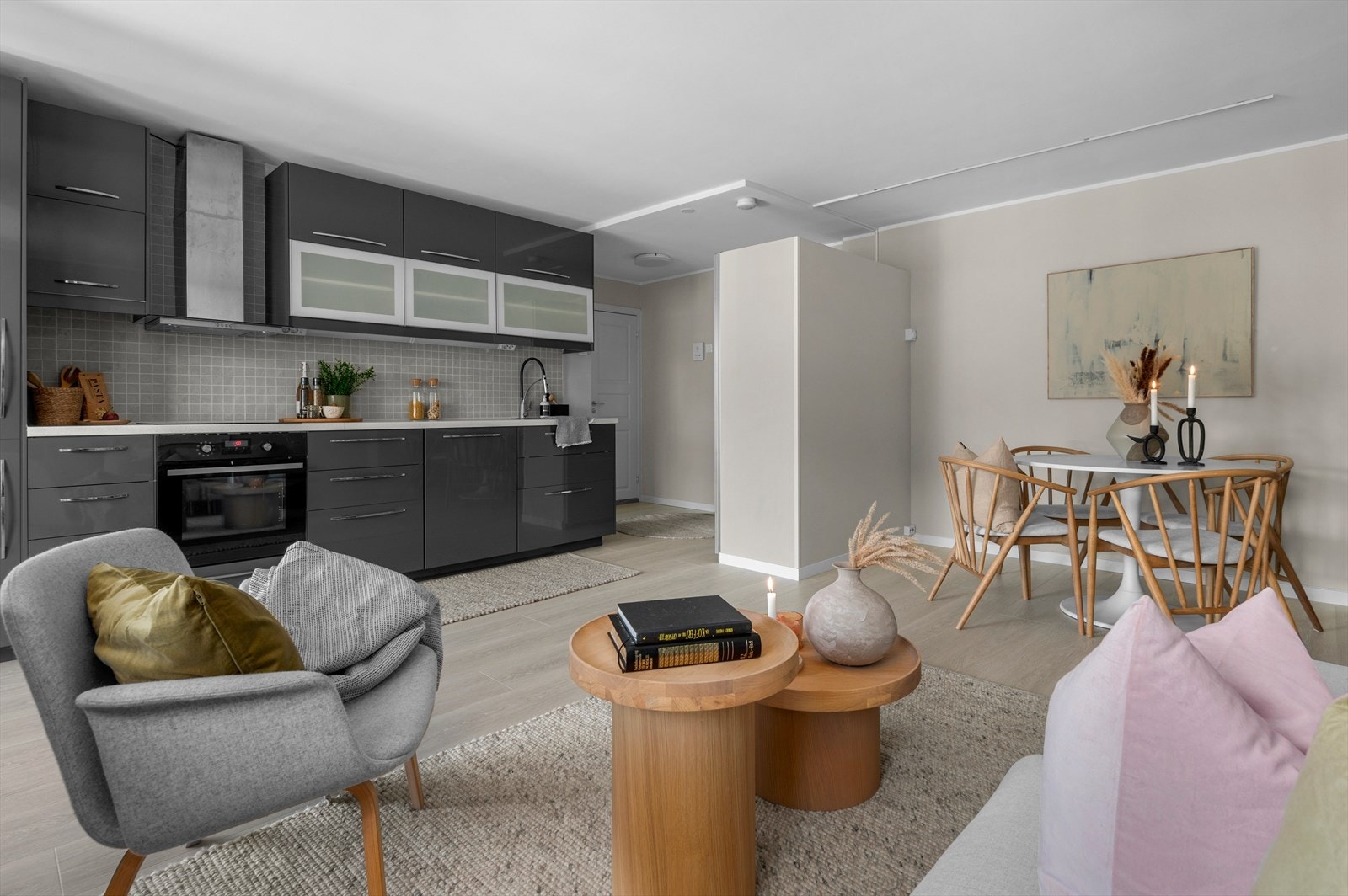 Her får du samlet alle sosialsoner i samme rom. Det er også etablert pen garderobeløsning som delvis deler spiseseksjonen inn i egen sone. Galleribilde