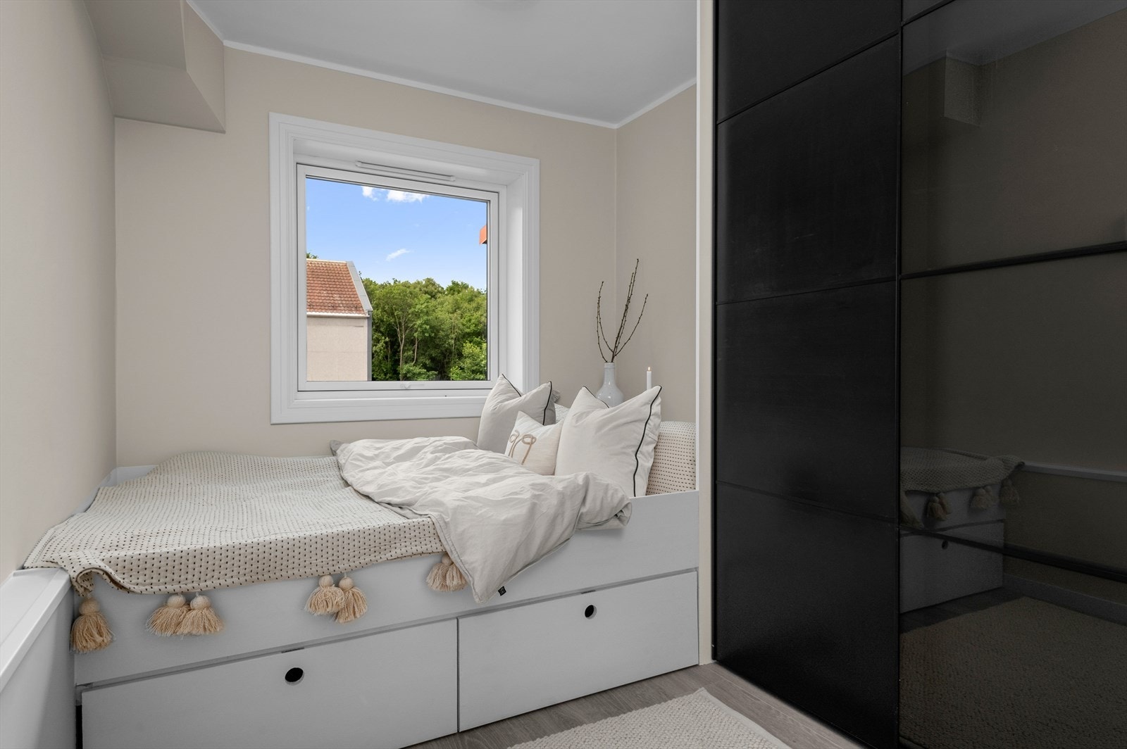 Soverommet måler 8,5m², og byr på moderne skyvedørsgarderobe og hylleløsning under seng. Galleribilde