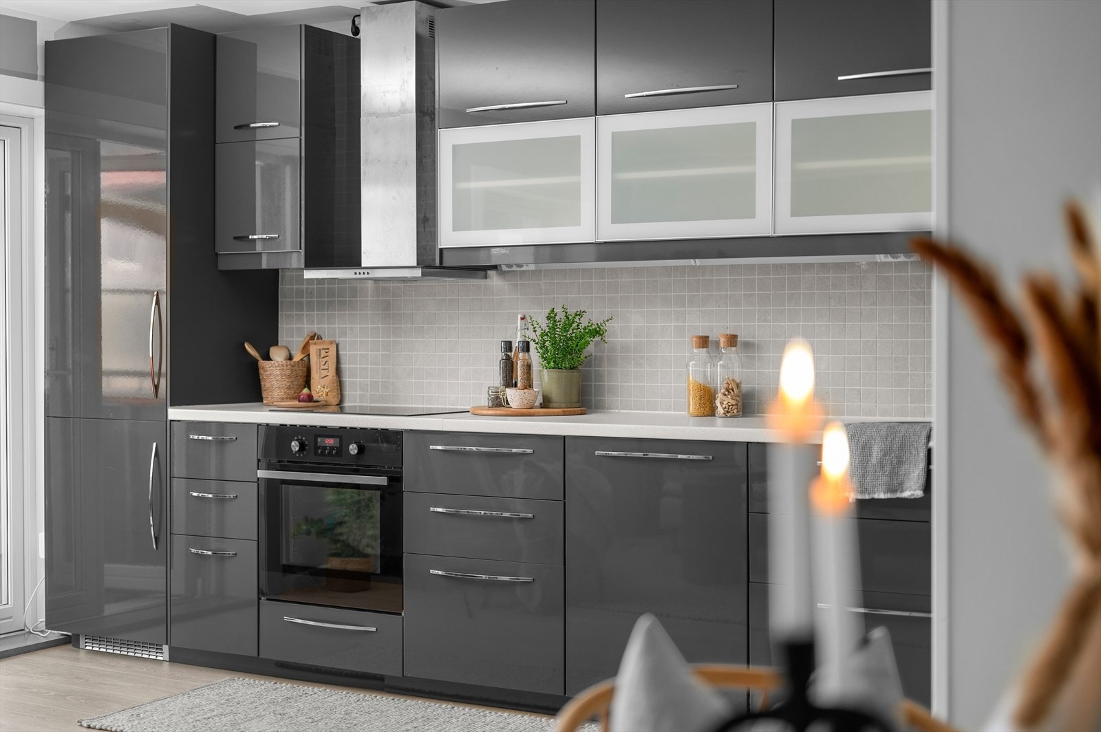 Kjøkkenet er nytt fra 2015, og holder en god standard både teknisk og estetisk. Oppleves tidløst, og vurdert til TG1 av takstmann. Galleribilde