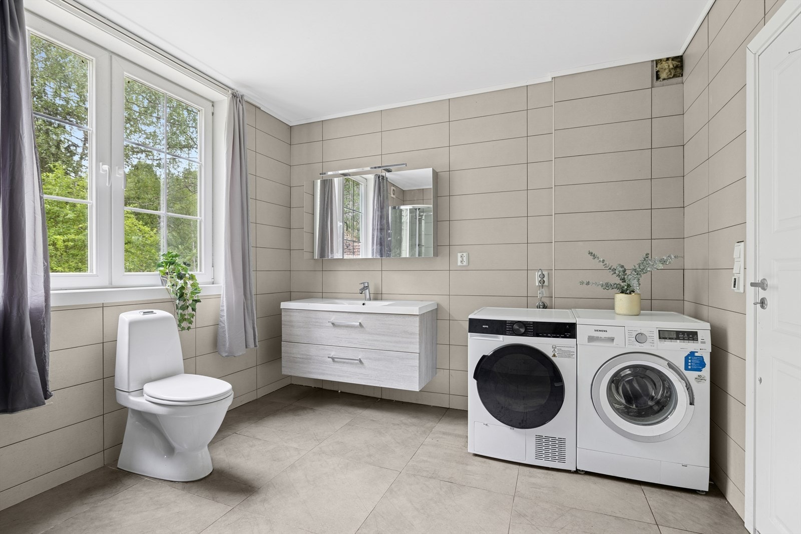 Stort flislagt bad med varmekabler Galleribilde