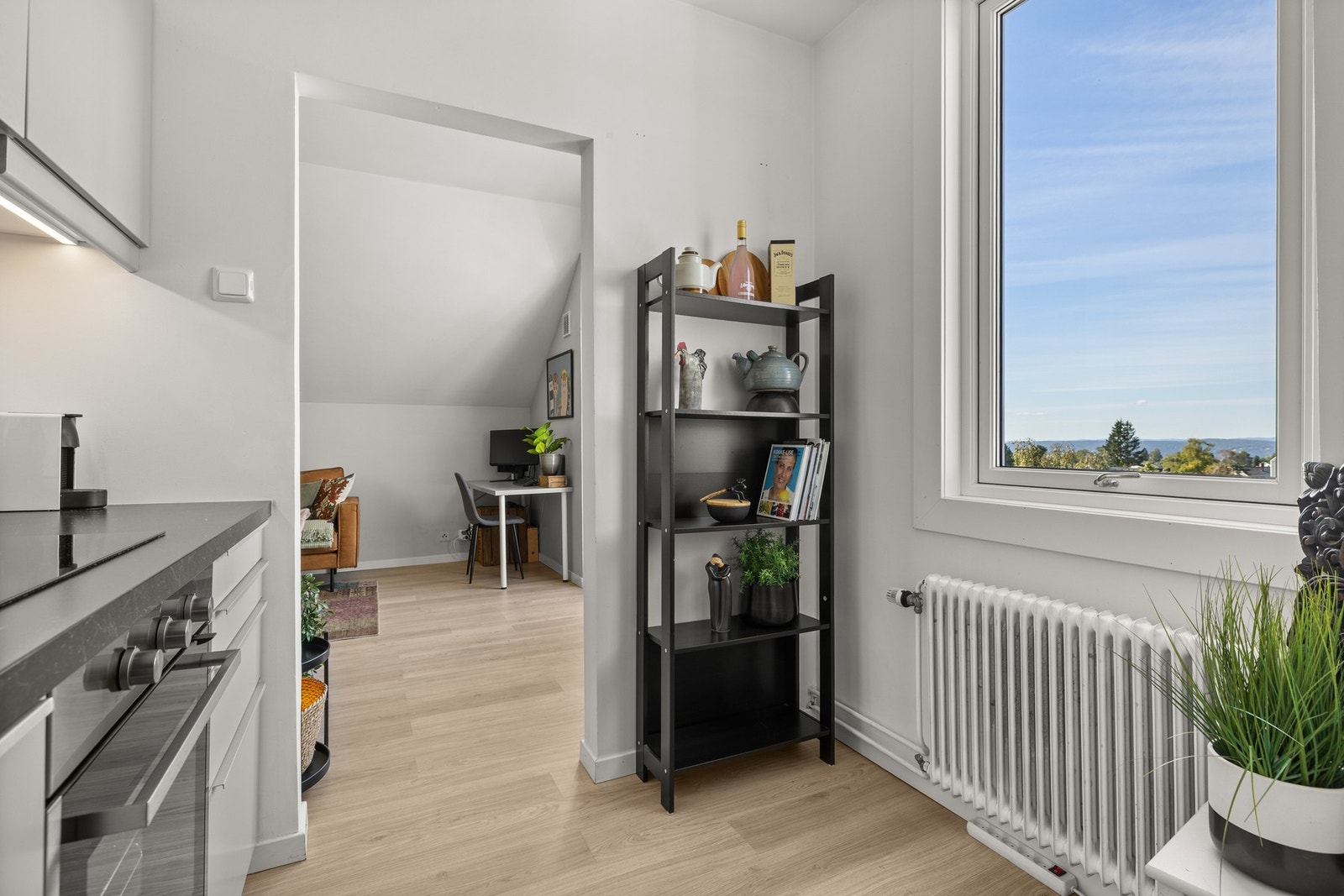 Integrert oppvaskmaskin, stekeovn og induksjonstopp. Ny stekeovn i 2025. Galleribilde