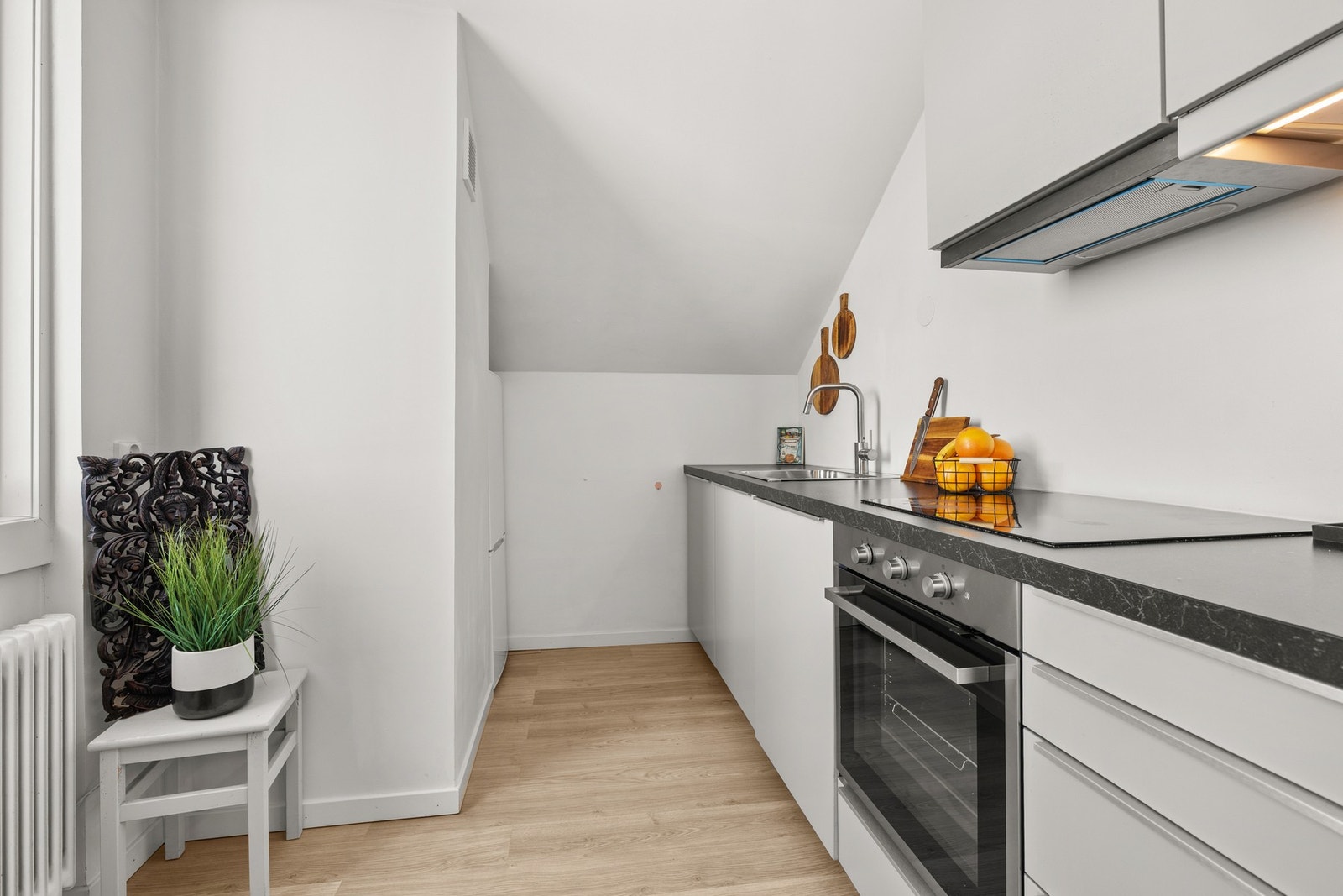 IKEA kjøkkeninnredning fra 2018 med glatte skapfronter. Galleribilde