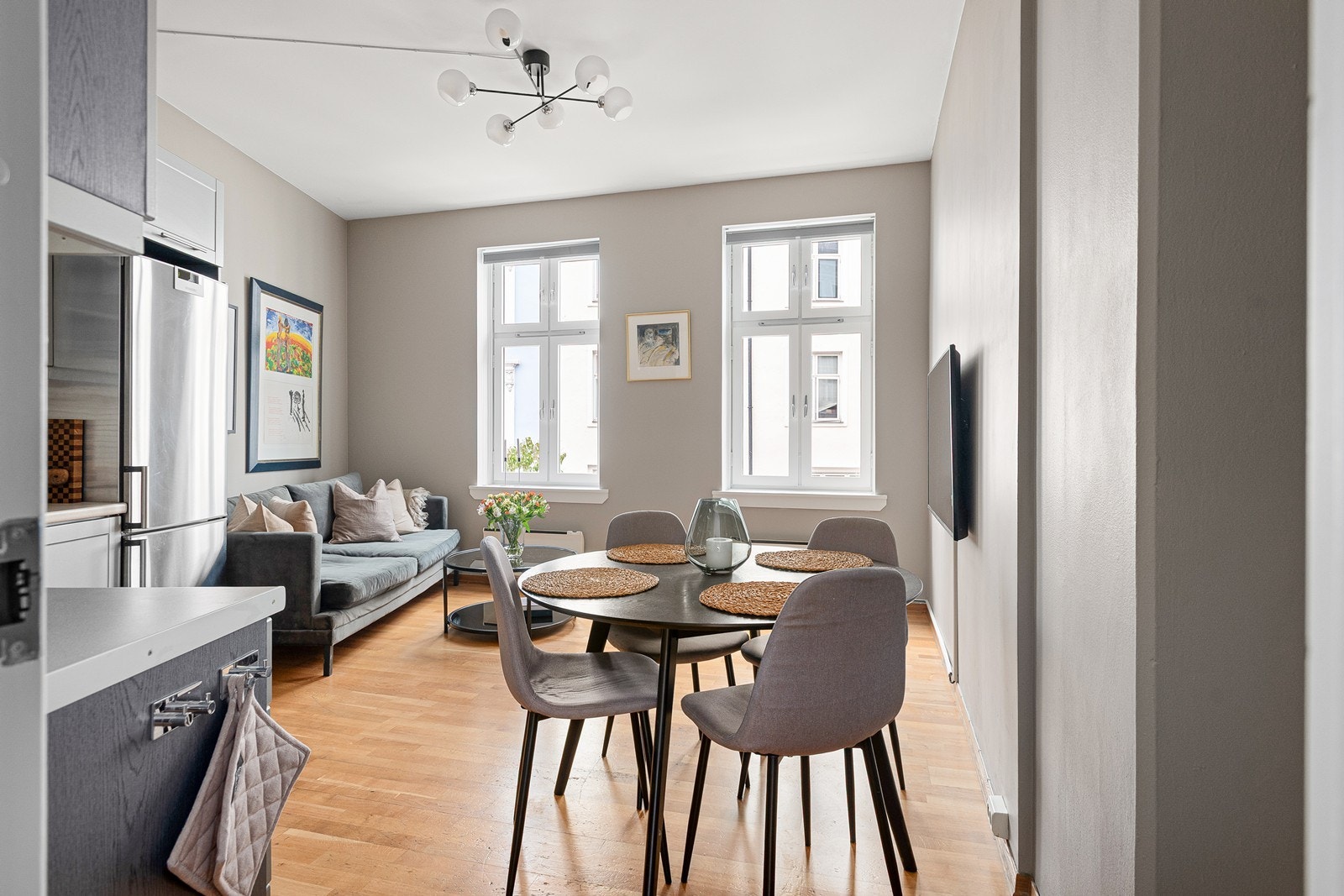 I stue/-kjøkken er det plass til spisebord, sofa, sofabord, tv-benk og tilhørende møblement Galleribilde