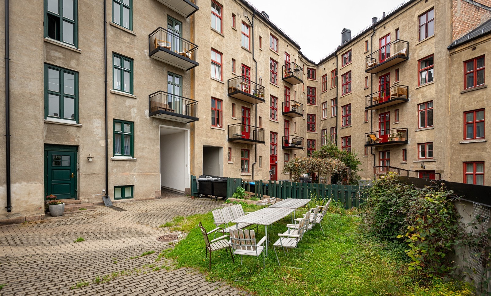 Flott opparbeidet bakgård. Bakgården er rolig og skjermet Galleribilde