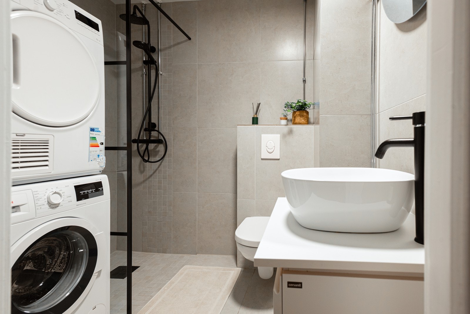 Strøkent baderom med varme i gulv. Oppgradert i 2020 med opplegg for vaskemaskin Galleribilde