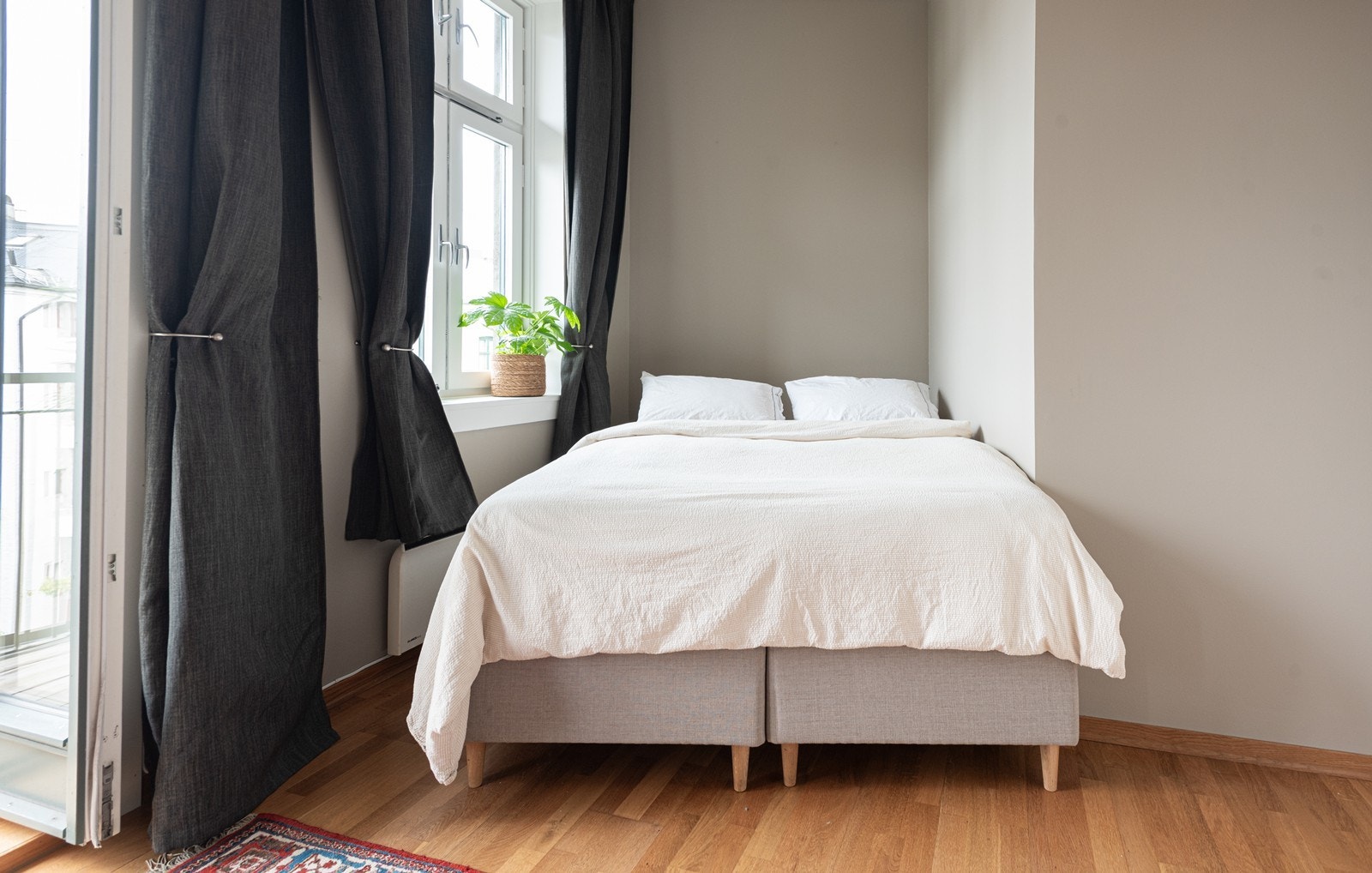 Soverommet vender mot rolig bakgård Galleribilde