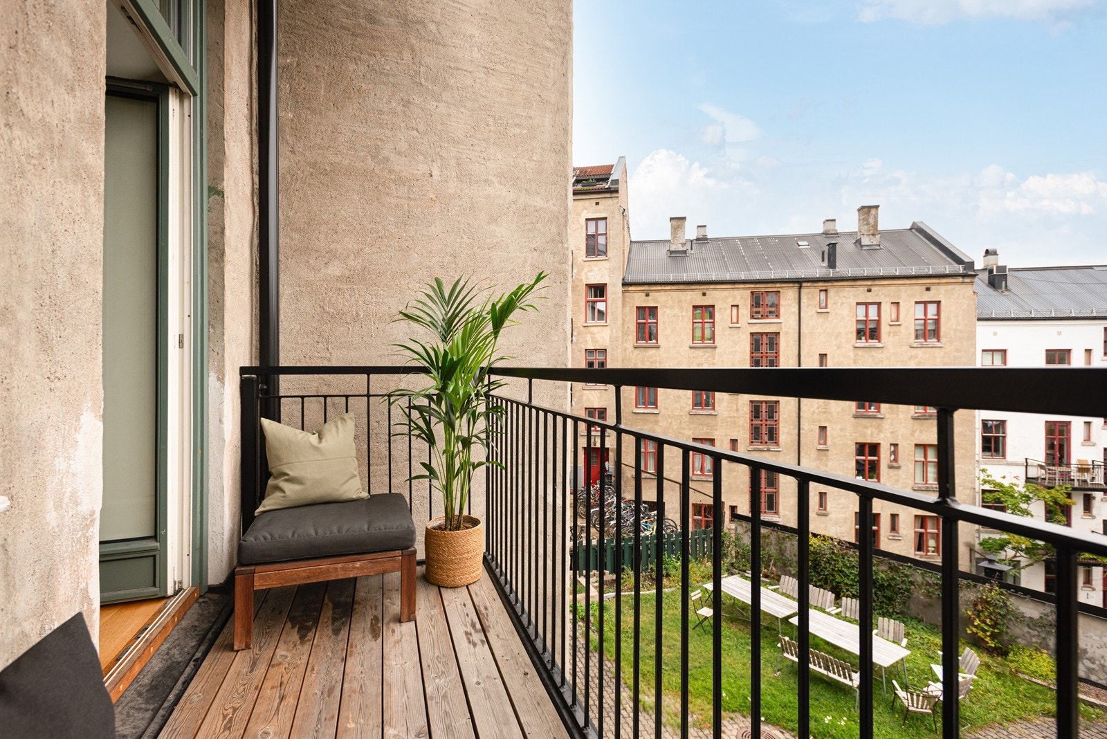 Balkongen har god plass til utemøblement og grill Galleribilde