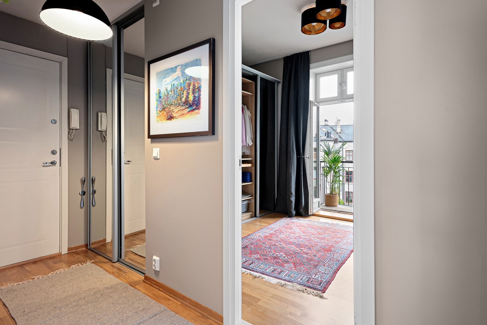 Her får man et meget godt førsteinntrykk av boligen. Praktisk plassbygget skyvedørsgarderobe Galleribilde