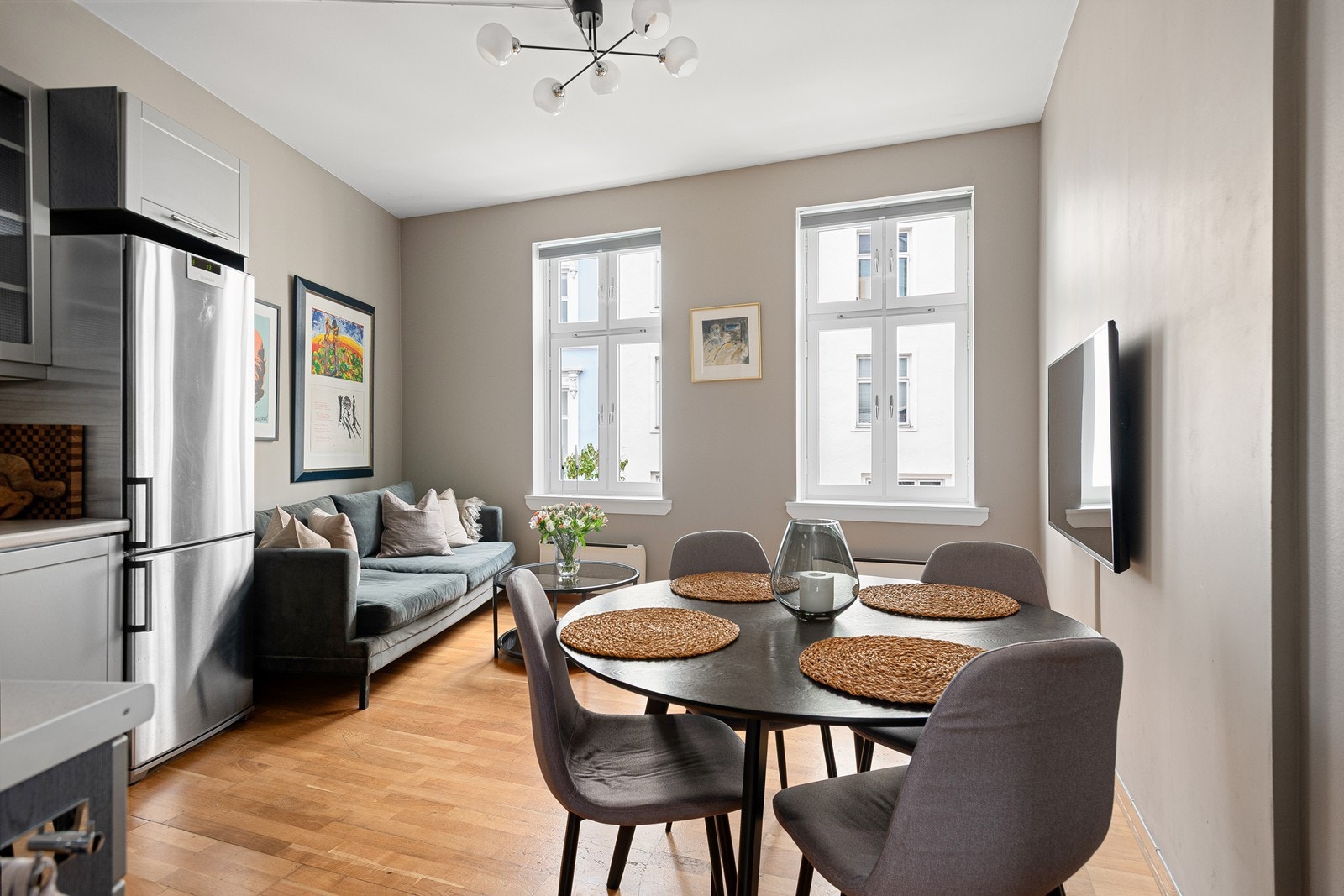 Leiligheten har en åpen stue/-kjøkkenløsning og er overflatebehandlet i 2025 Galleribilde