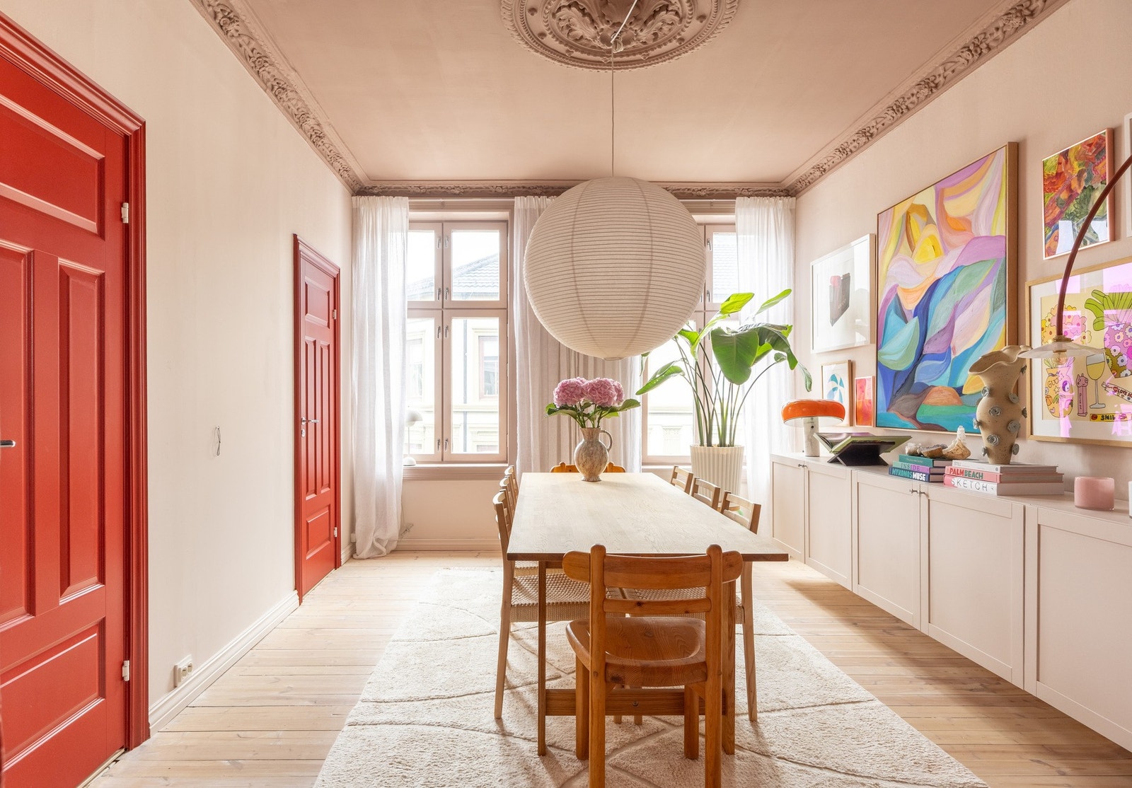 Bygårdsleilighet med bevarte originale detaljer, generøs takhøyde opptil 2,95m. Galleribilde