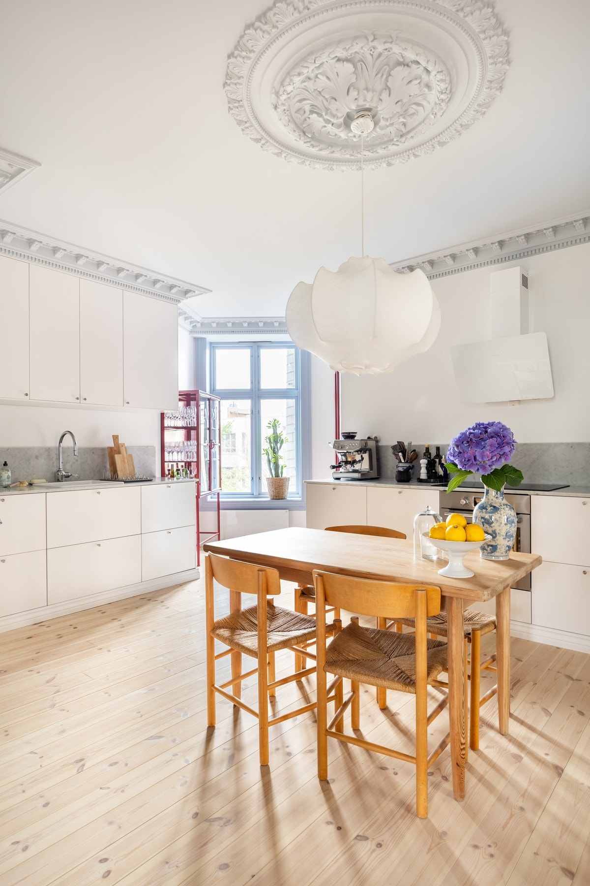 Stilrent Ikea kjøkken fra 2024 med glatte lyse fronter. Galleribilde