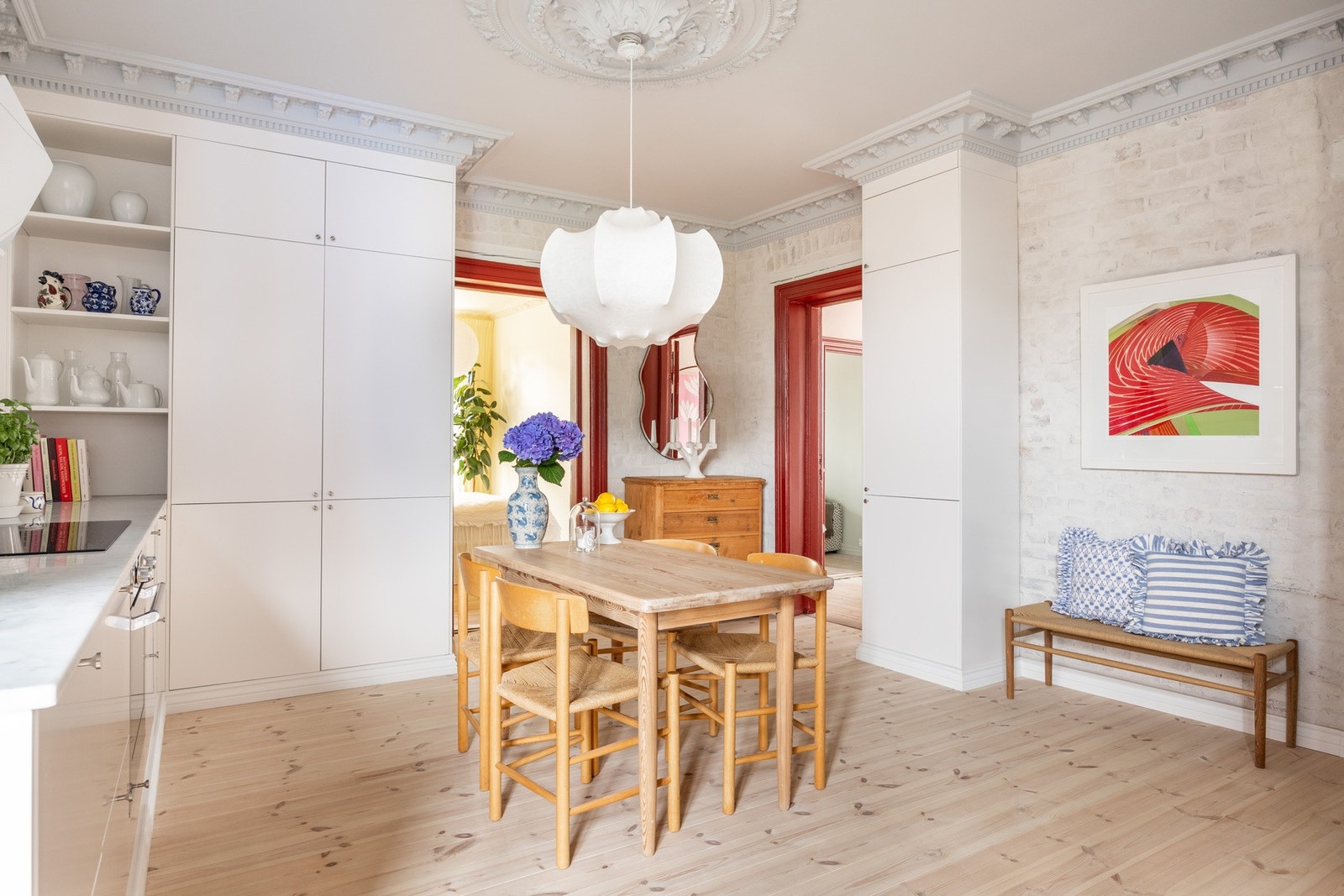 Luftig og sosialt kjøkken med praktiske løsninger samt godt med både skap- og benkeplass. Galleribilde