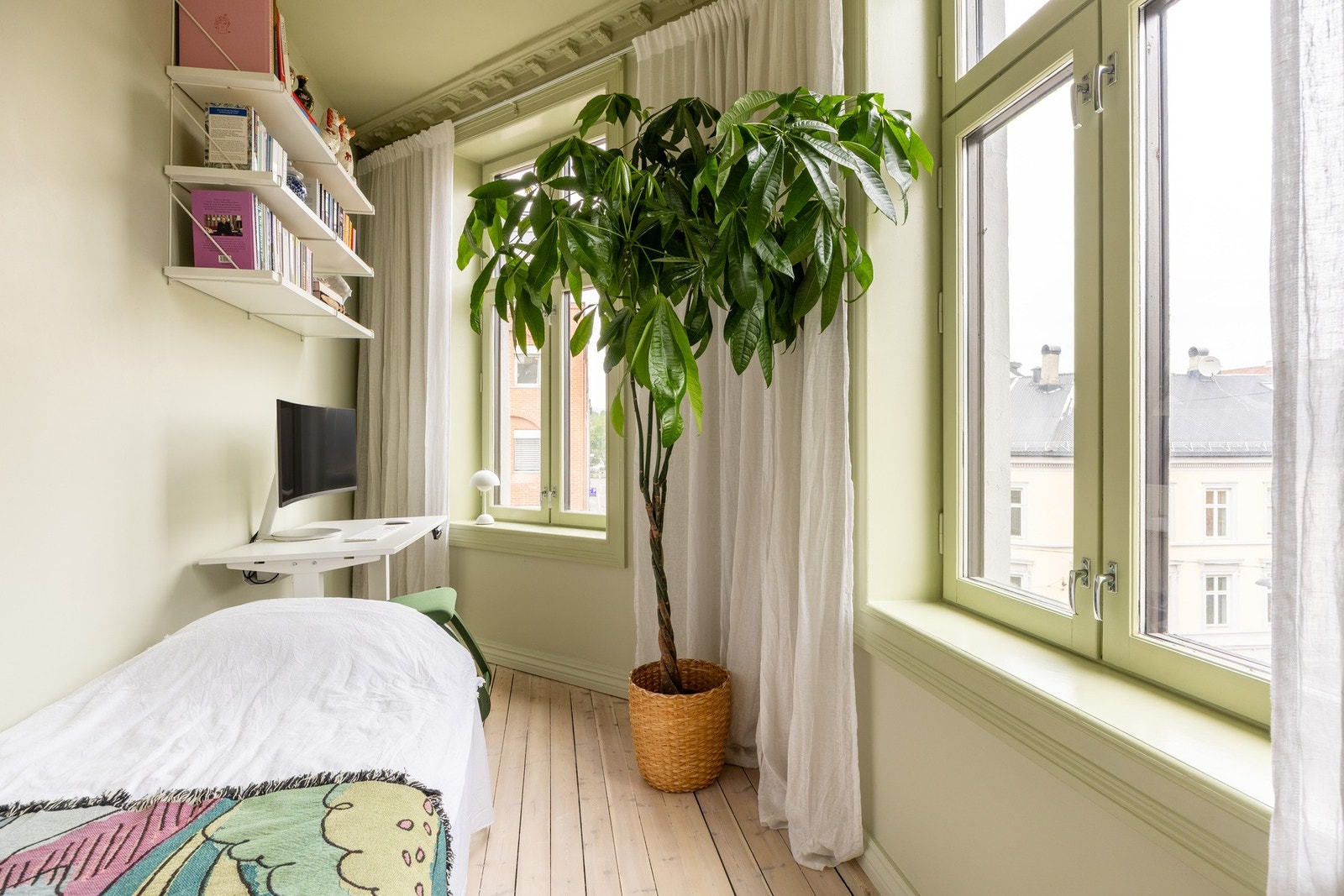 Leilighetens andre soverom er godt egnet som gjesterom eller kontor. Galleribilde