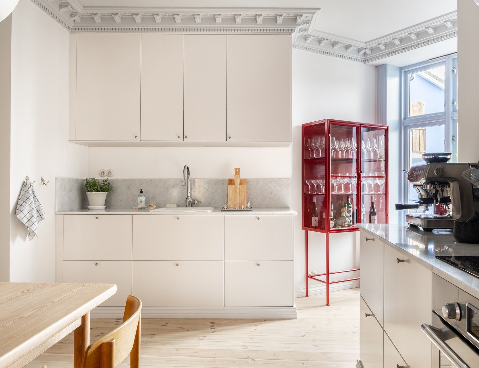 Benkeplater av marmor med nedsenket oppvaskkum av proselen med utrekk/spylefunksjon. Galleribilde