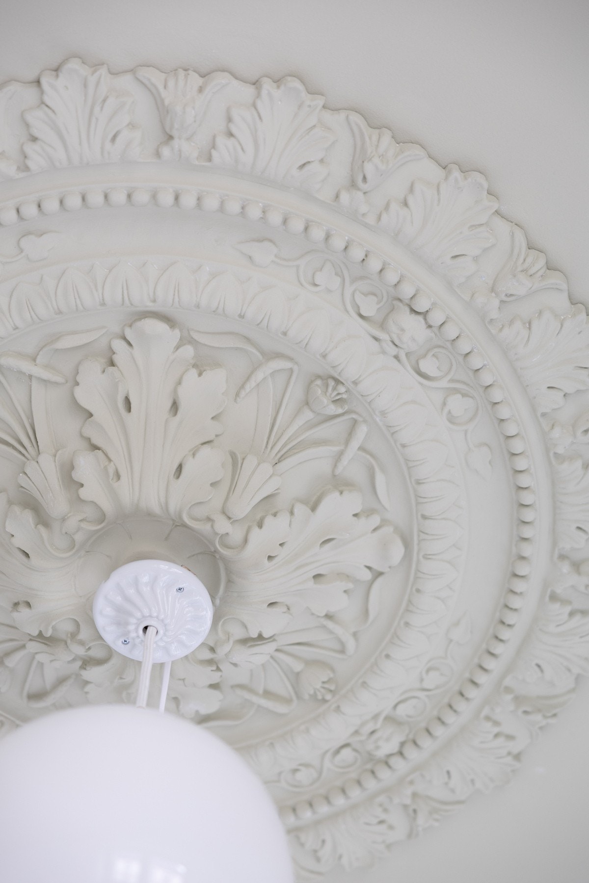 Himling i malt slett flate med stukkaturer og rosett med lampepunkt. Galleribilde