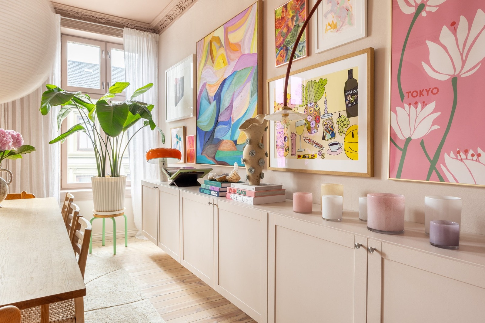 Store vindusflater med dype vinduskarmer som slipper inn mye naturlig lys. Galleribilde