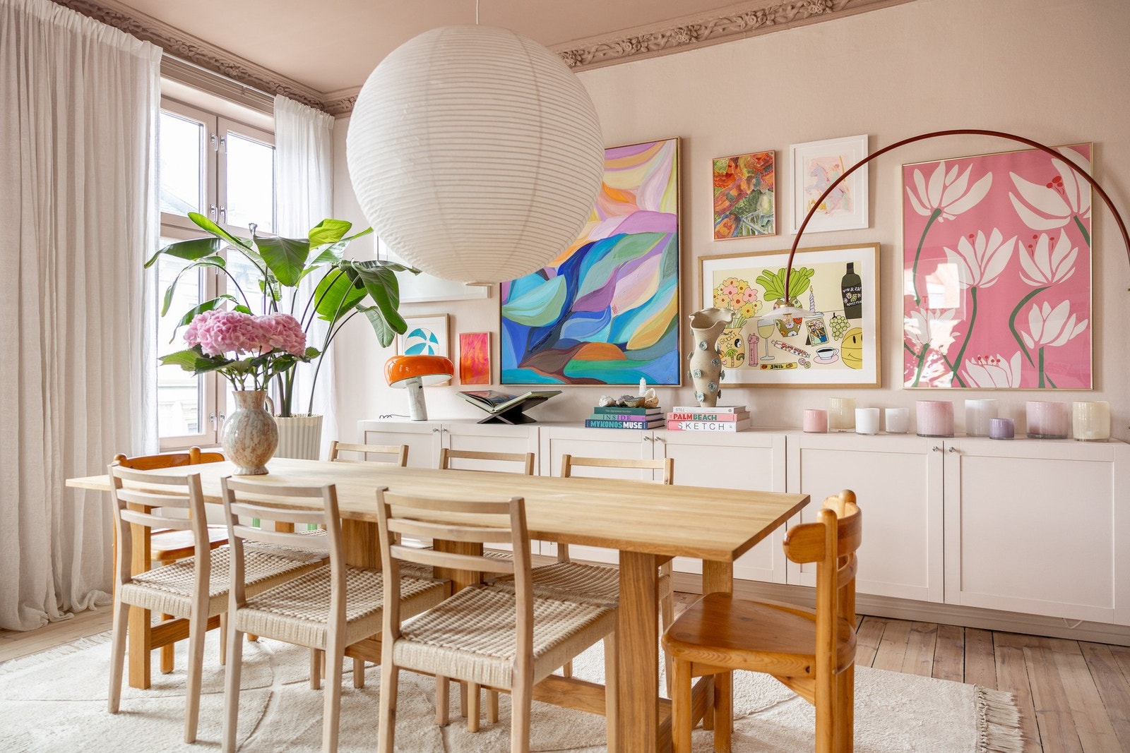 Separat spisestue med pene detaljer og malt i en moderne fargetone. Galleribilde