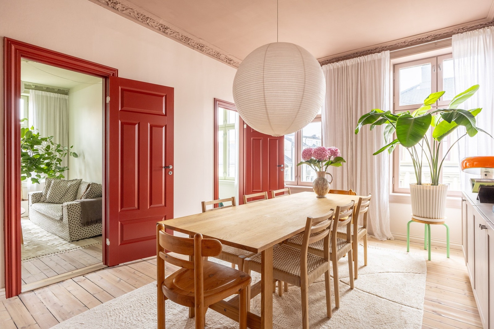 Delikat 4-roms bygårdsleilighet med bevarte originale detaljer, generøs takhøyde, rosett/stukkatur i samtlige rom og høy standard. Galleribilde