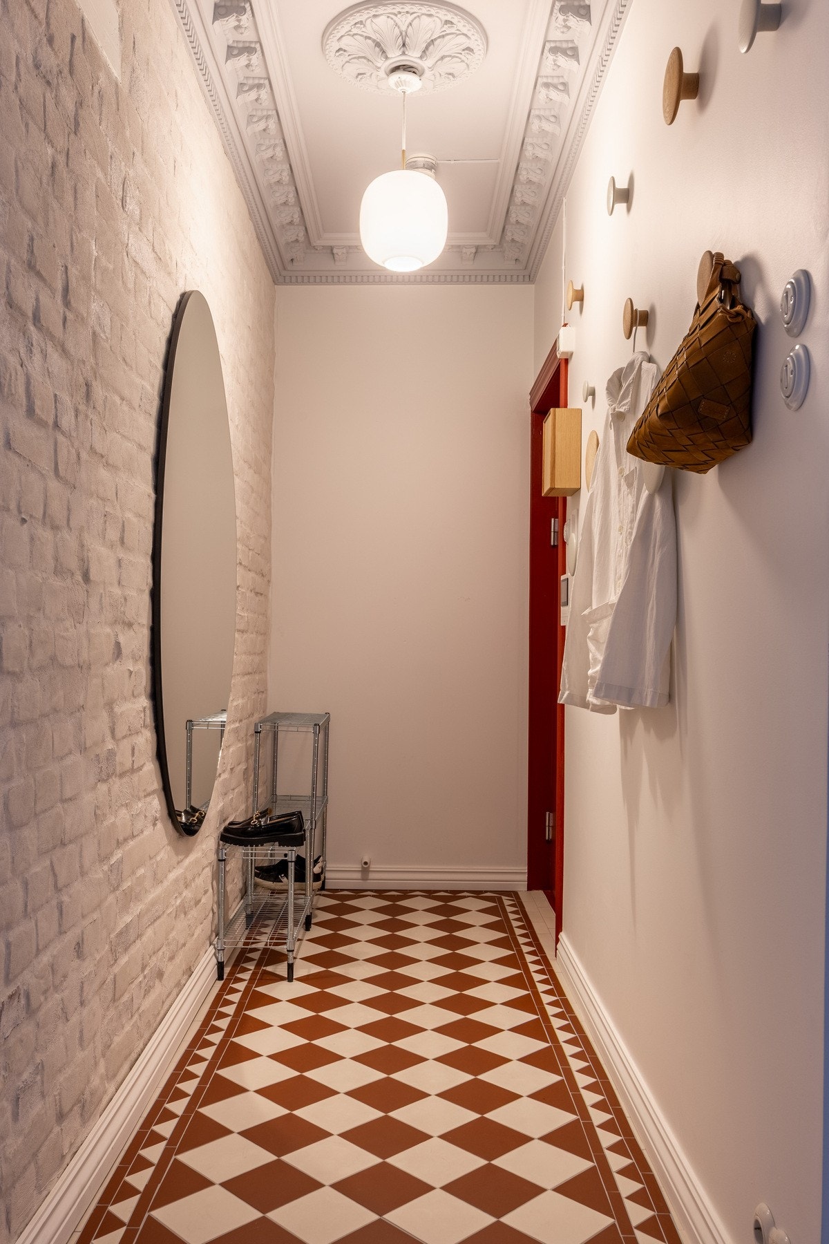 Romslig entré/gang med generøs takhøyde som gir en luftig følelse. Galleribilde