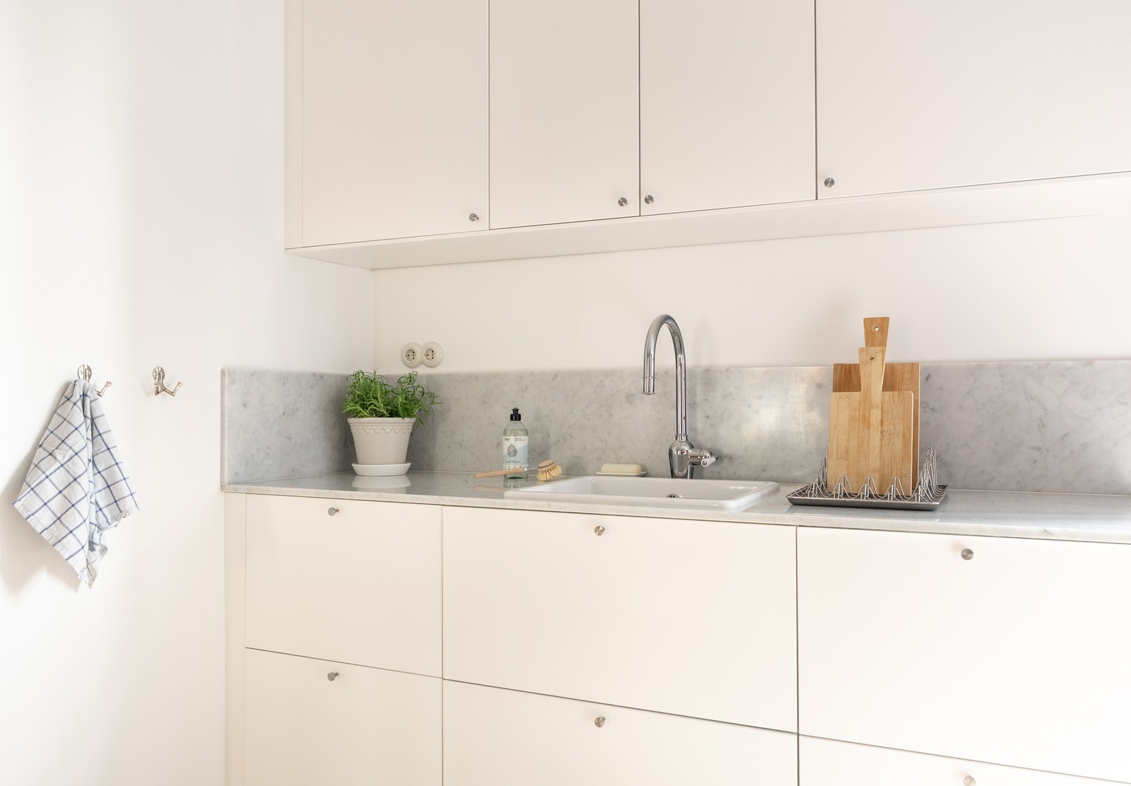 Av integrerte hvitevarer er det induksjonstopp, stekeovn, oppvaskmaskin og dobbelt kjøleskap med frysedel. Galleribilde