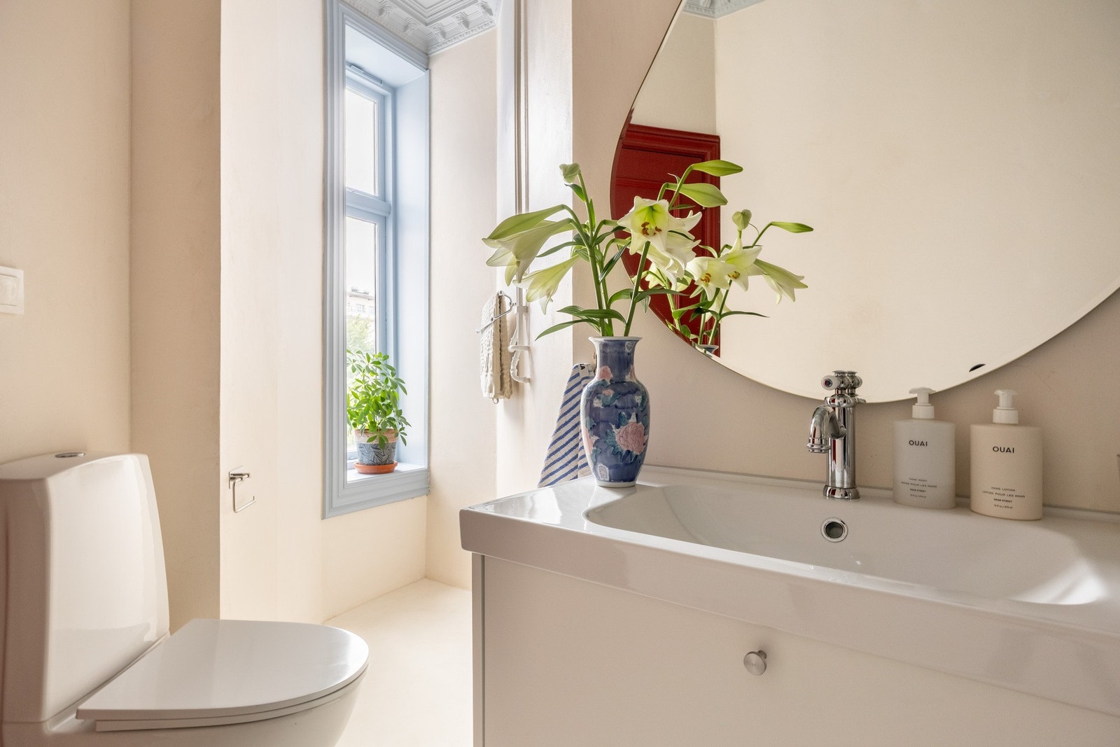 Oppusset med mikrosement på gulv og veggflater og ny baderomsinnredning i 2025. Galleribilde