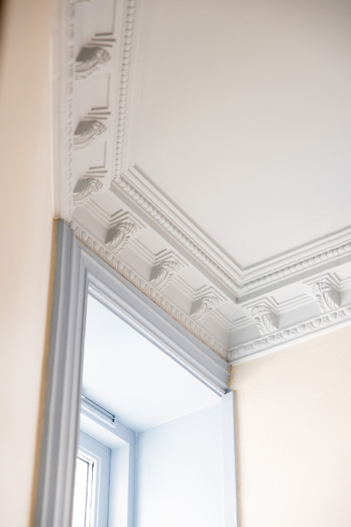 Himling i malt slett flate med stukkaturer og rosett. Galleribilde