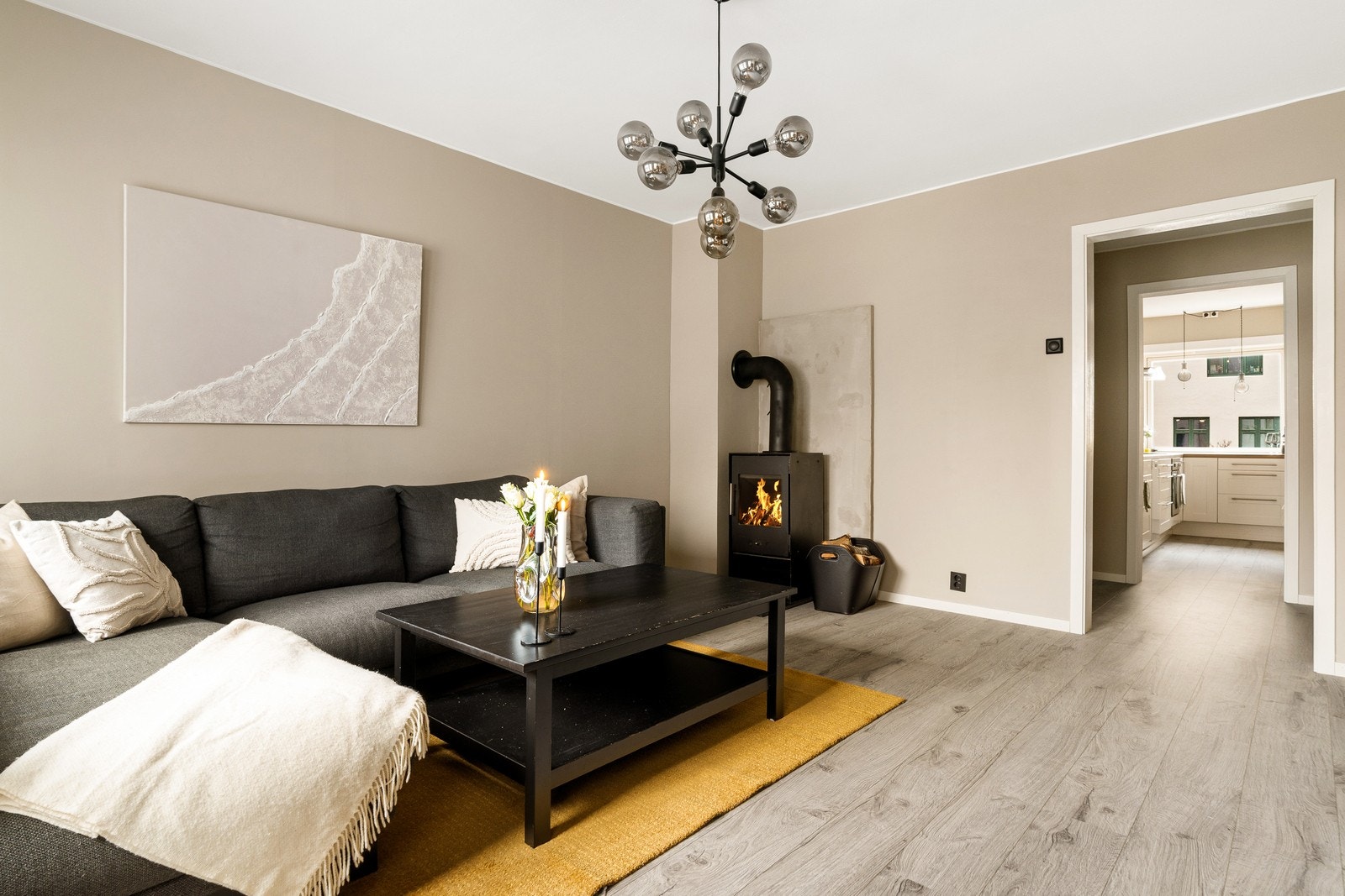 Leiligheten oppvarmbes bl.a. via vedfyring. Galleribilde