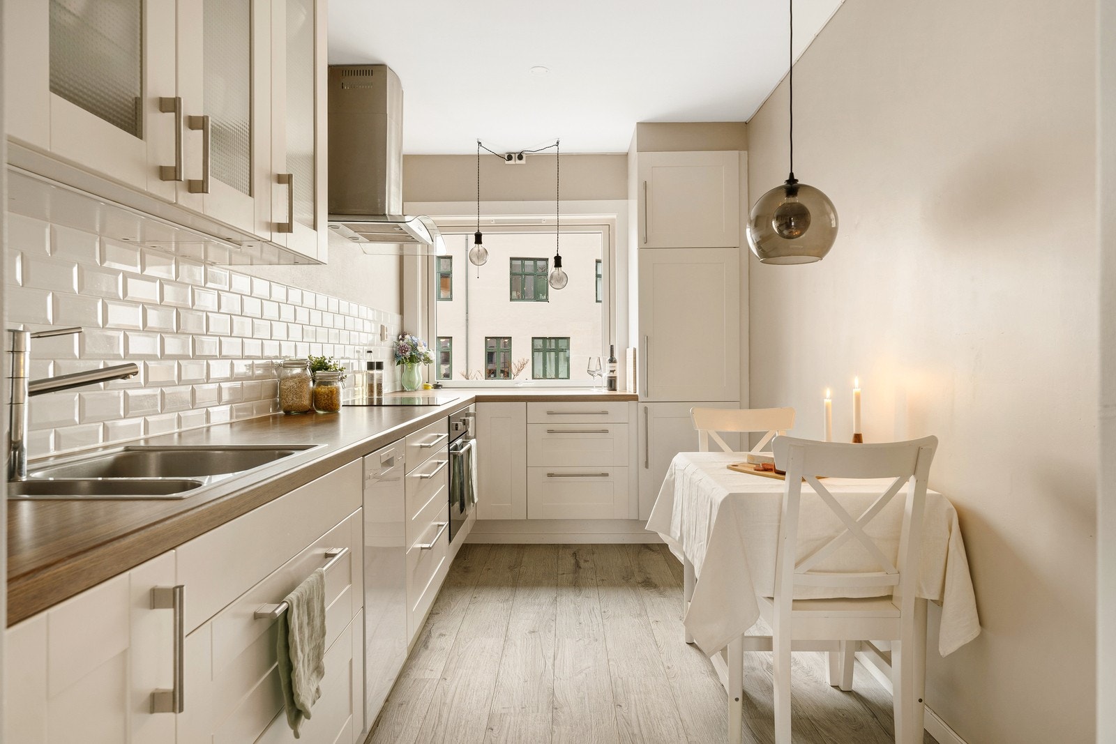 Pent kjøkken med rikelig skap- og benkeplass. Galleribilde