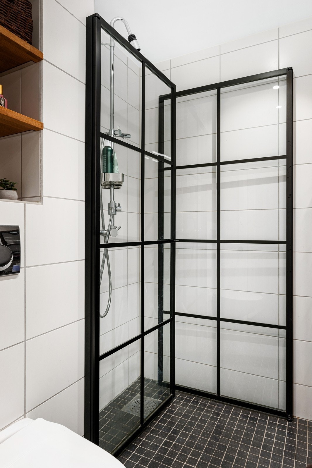 Badet har integrert dusjhjørne. Galleribilde