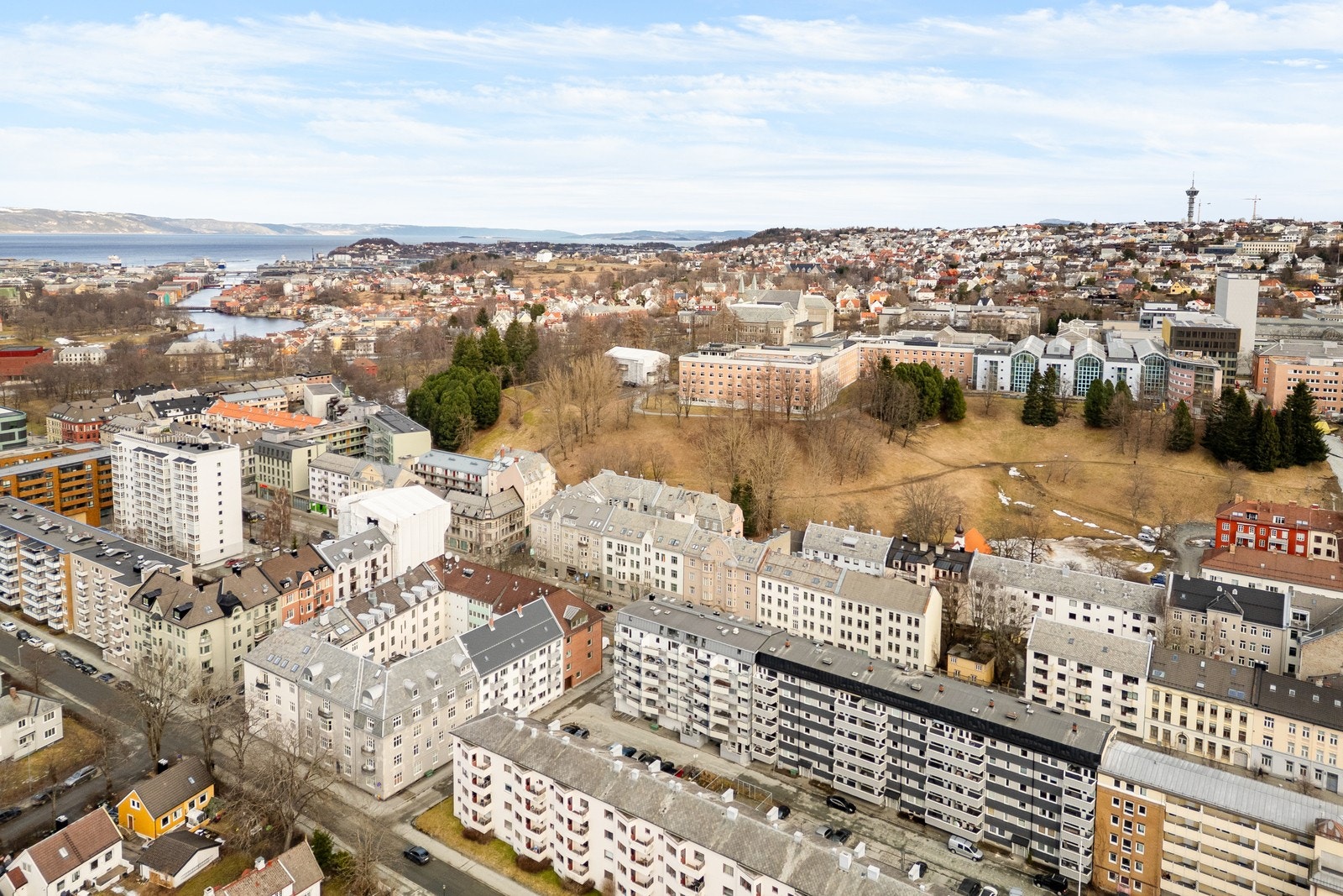 NTNU Gløshaugen og NTNU Handelshøyskolen ligger kun en kort spasertur unna. Galleribilde