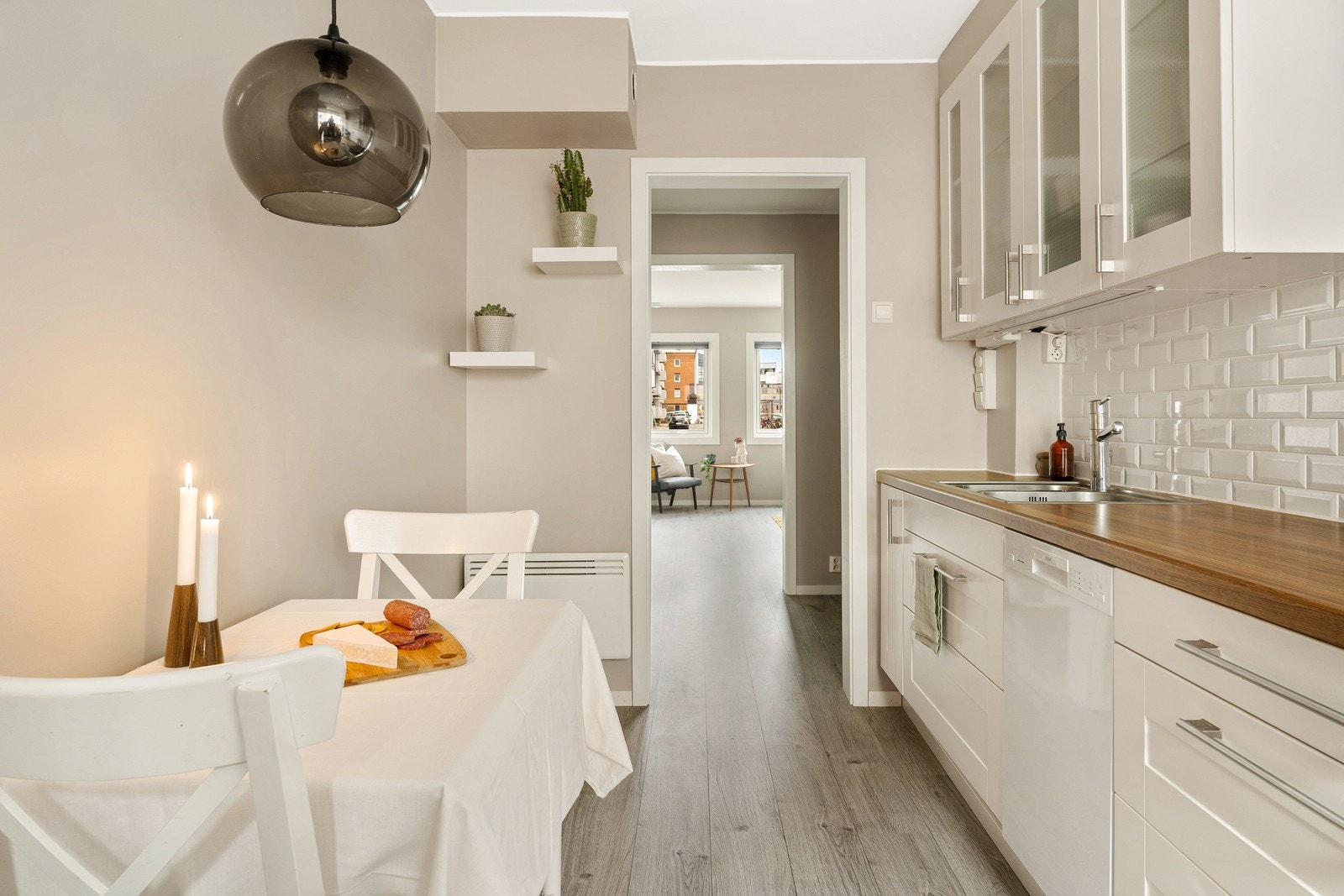 Integrerte hvitevarer som komfyr, platetopp, oppvaskmaskin og kjøleskap. Galleribilde