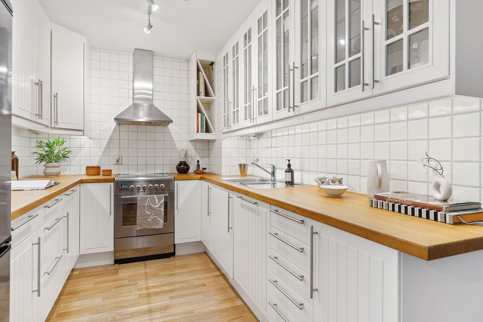 Romslig og praktisk kjøkken med store arbeidsflater og gode oppbevaringsmuligheter Galleribilde