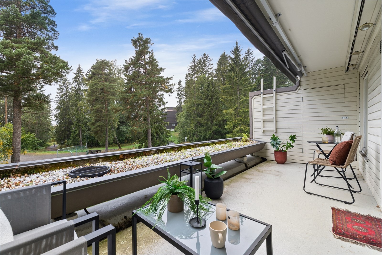 Fra stuen er det utgang til en stor, sørvestvendt terrasse med gode solforhold. Adkomst til en praktisk bod på ca. 2 kvm Galleribilde