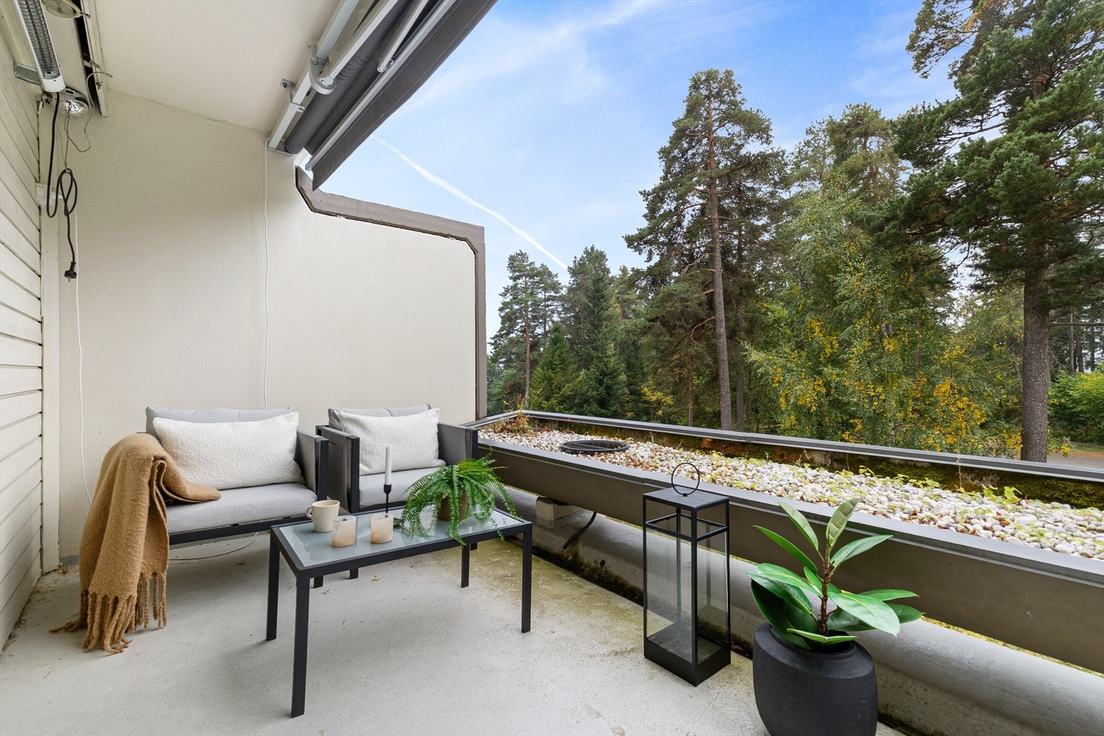 Terrassen har rekkverk av blomsterkasse, utebelysning, stikkontakt, samt ny markise for solskjerming Galleribilde