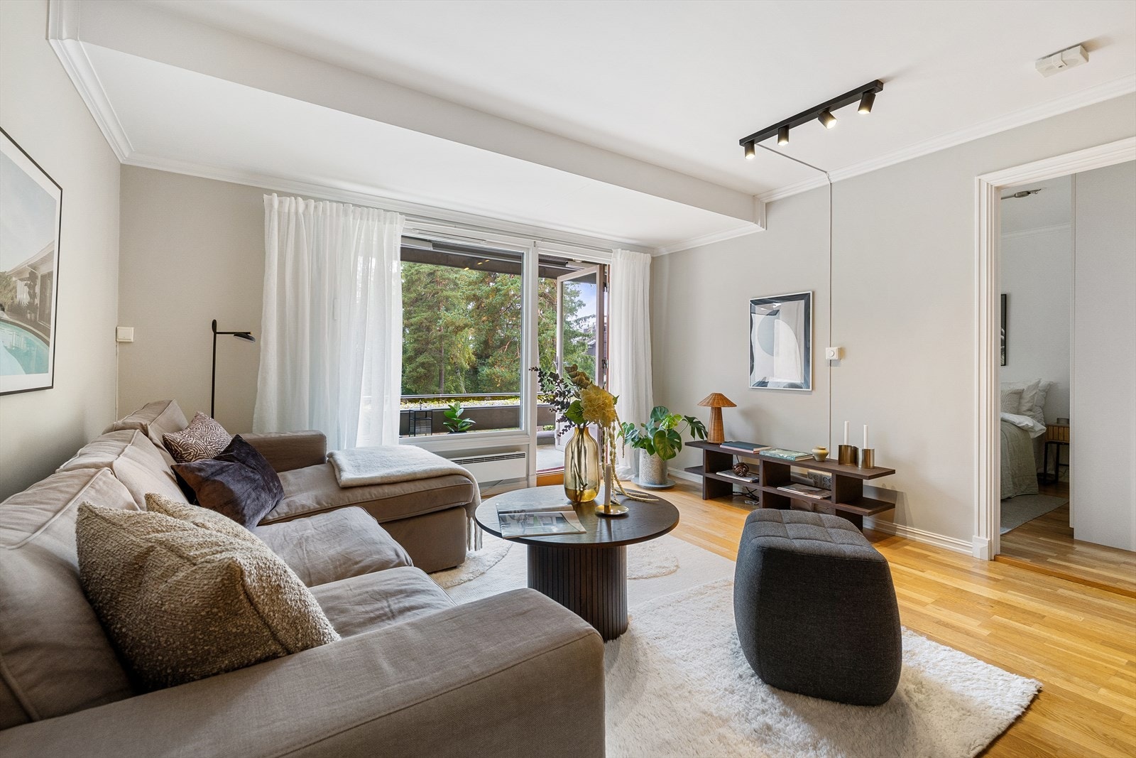 Leiligheten har en praktisk planløsning med god arealutnyttelse. Store rom med, masse lys og fin romfølelse Galleribilde