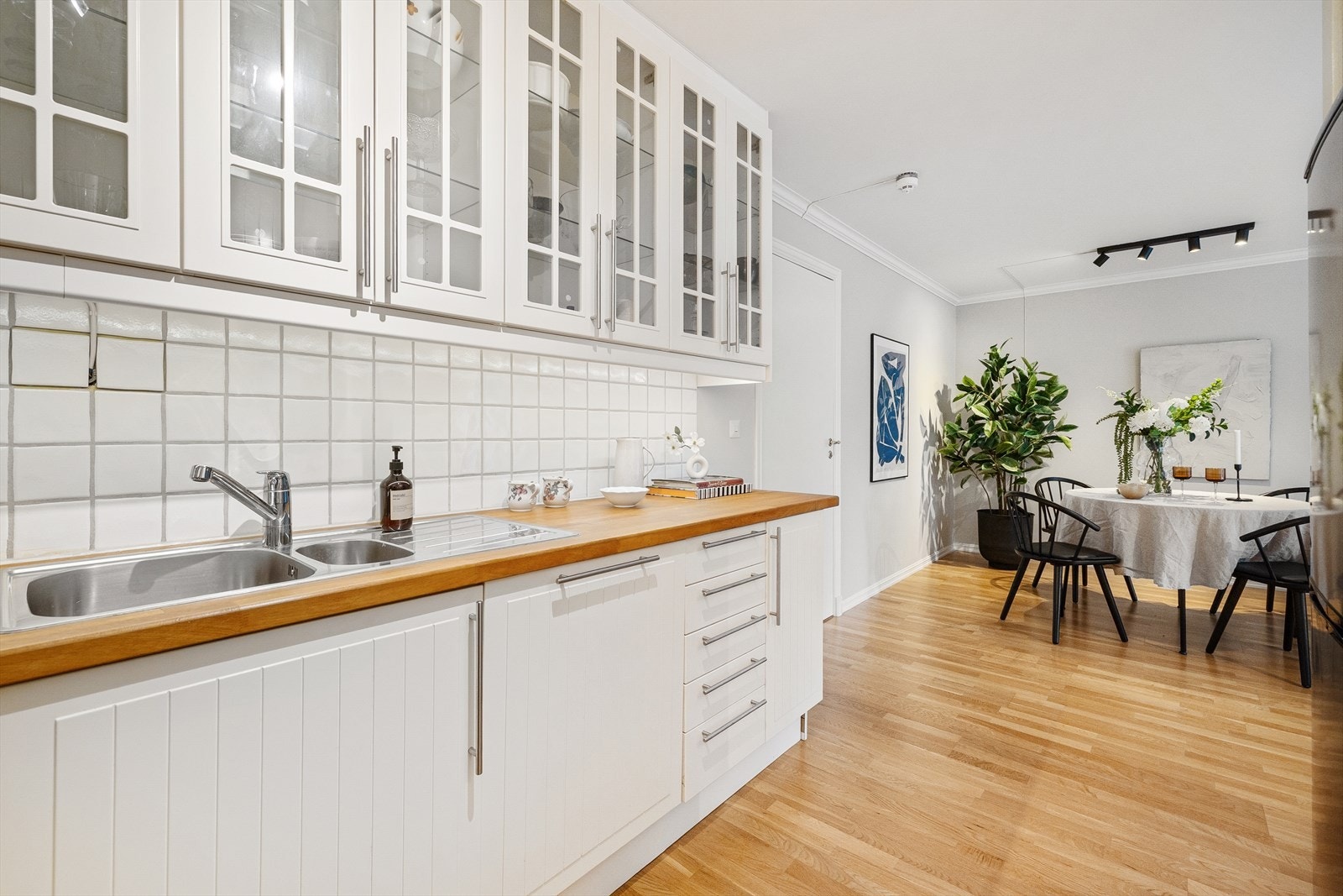 Rekke med vitrineskap og kjøkkenarmatur fra 2025 Galleribilde