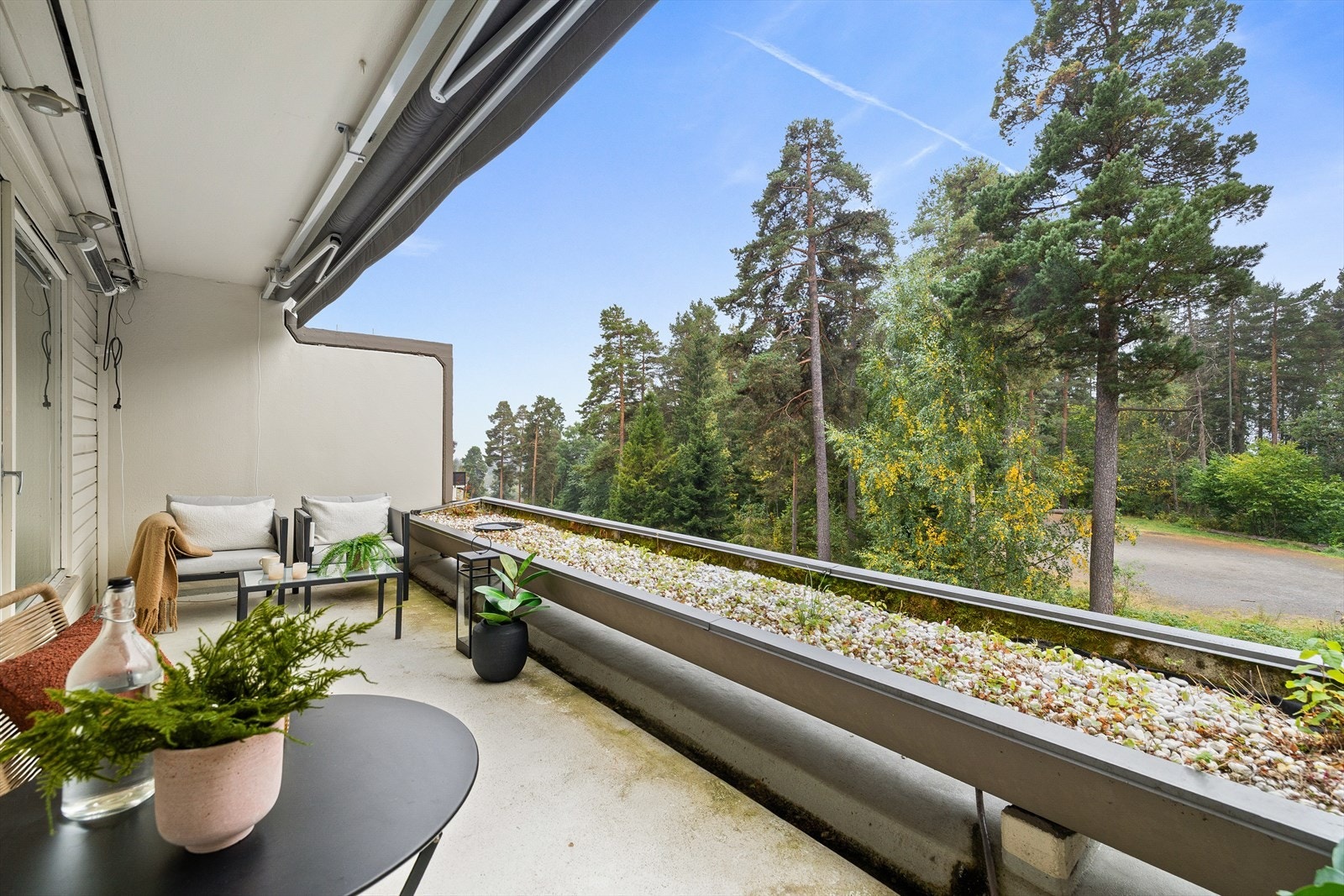 Skjermet og lun med gode solforhold og utsyn mot fellesareal og grøntområder Galleribilde