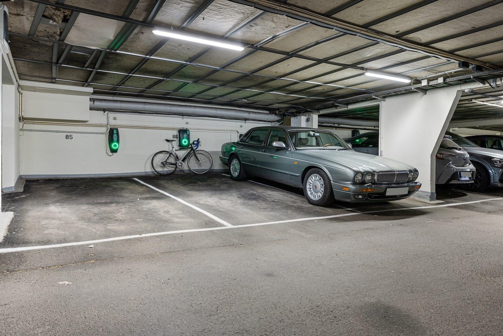 Til leiligheten medfølger garasjeplass med elbillader i felles, låst garasjeanlegg Galleribilde