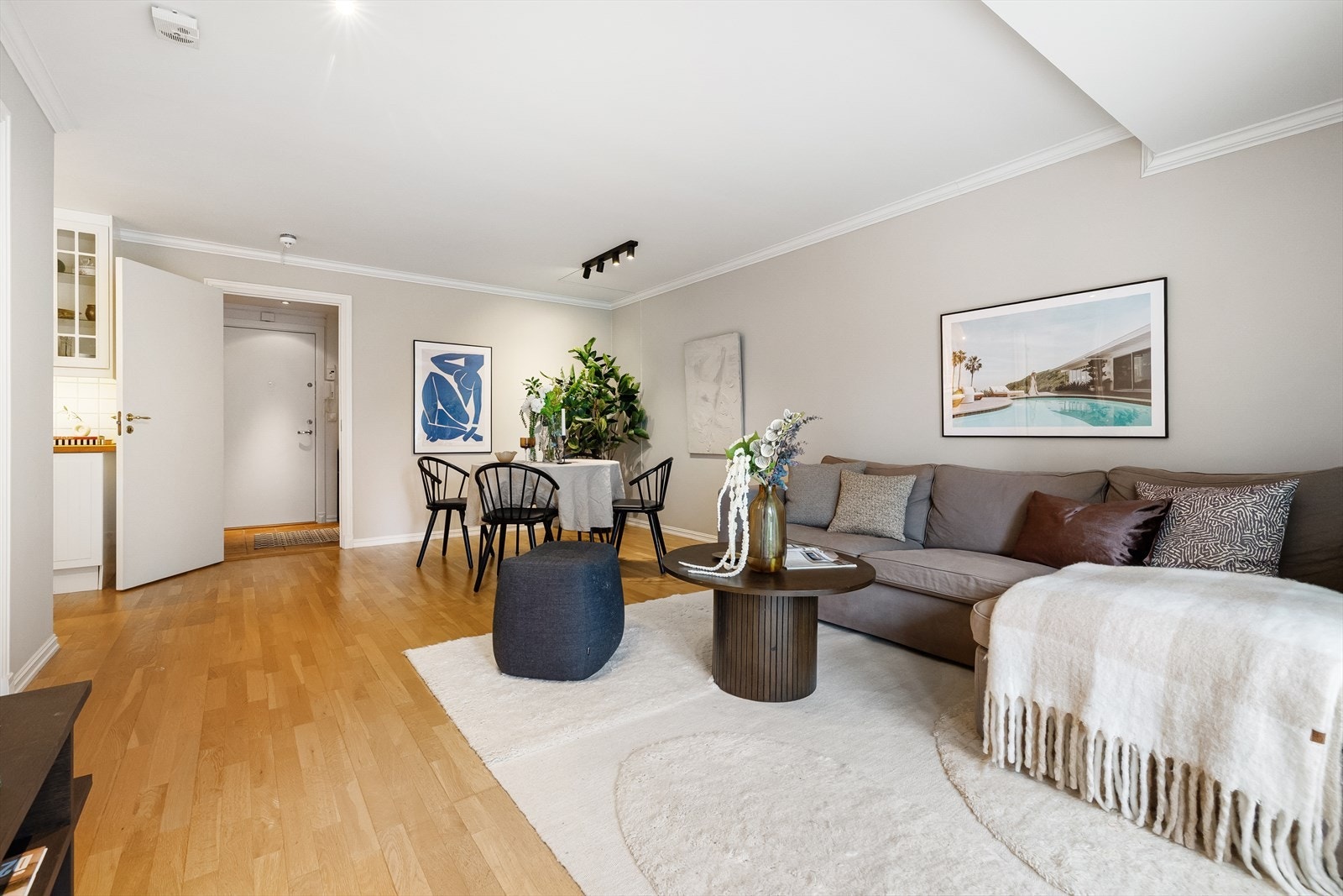 God plass til sofagruppe, spisebord, samt medie- og oppbevaringsmøblement Galleribilde