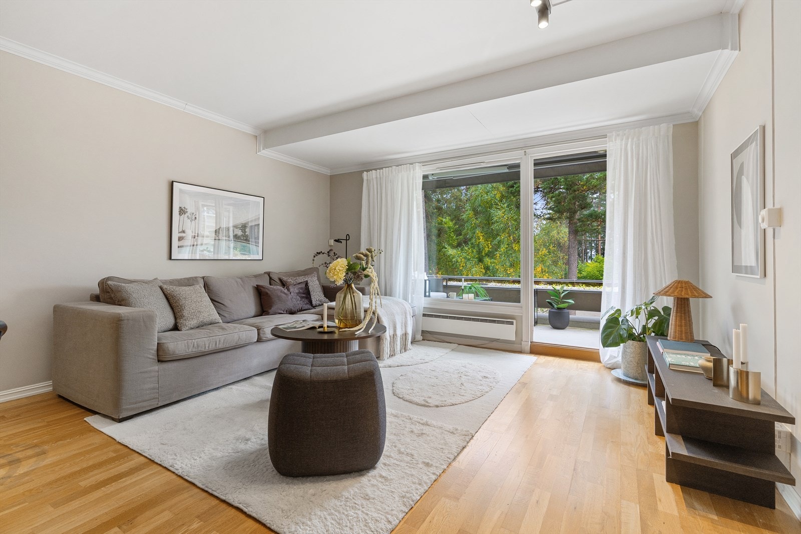 Leiligheten har en fin beliggenhet i byggets 1. etasje med enkel, trappefri adkomst Galleribilde