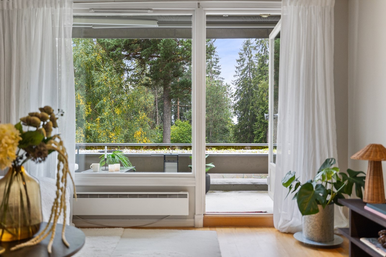 Et lyst og luftig bomiljø med store vindusflater og gode lysforhold Galleribilde