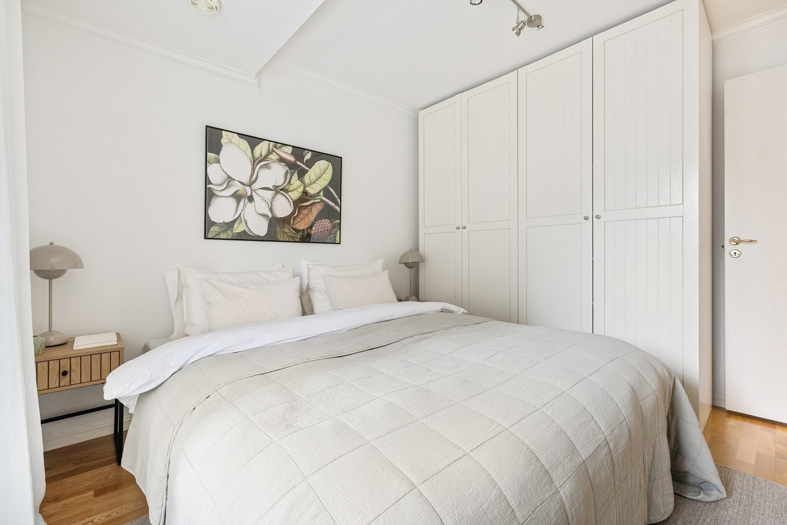 Gode møbleringsmuligheter og oppbevaringsmuligheter i medfølgende garderobeskap Galleribilde