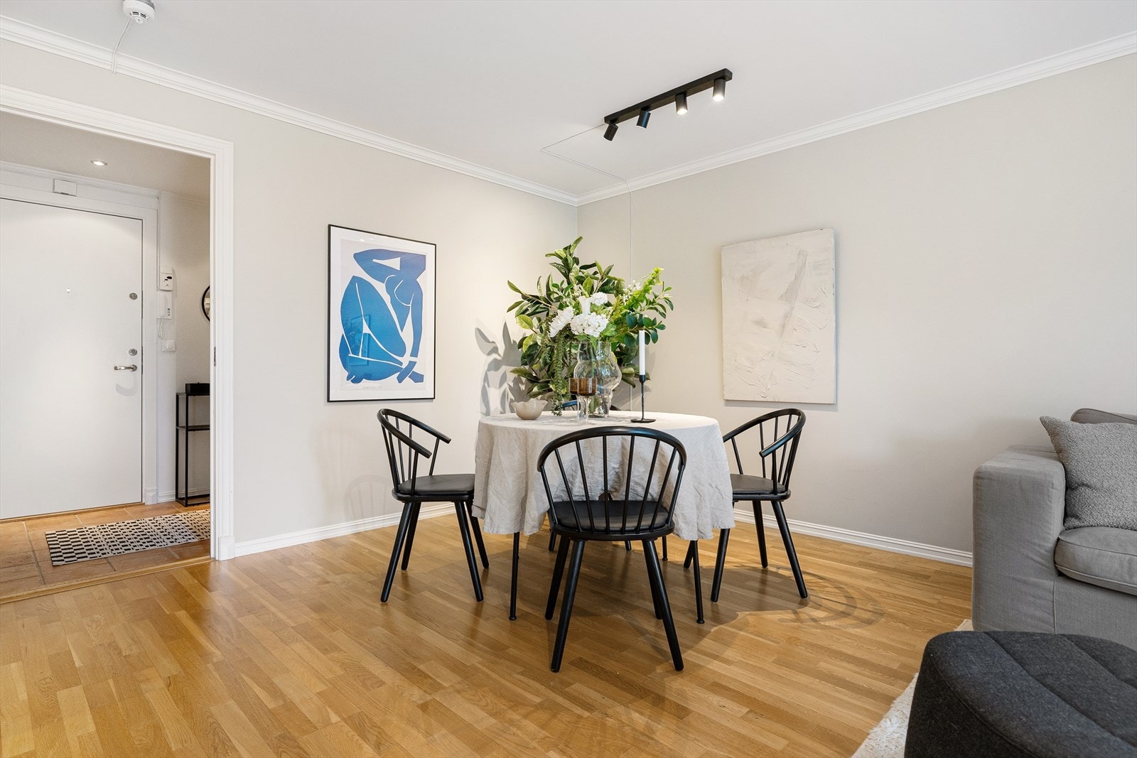 I 2024 ble vegger i gang, stue og soverom helsparklet, slipt og malt Galleribilde