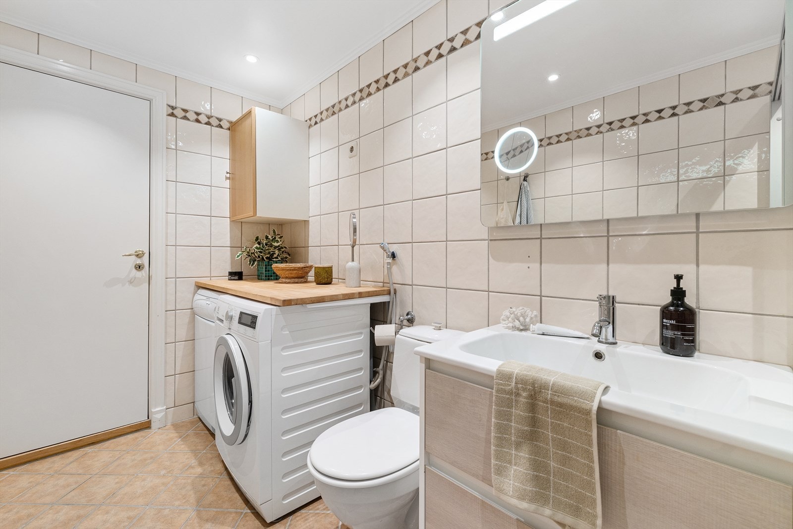 Moderne baderomsinnredning med lysspeil og stor dusjnisje med skyvedør Galleribilde