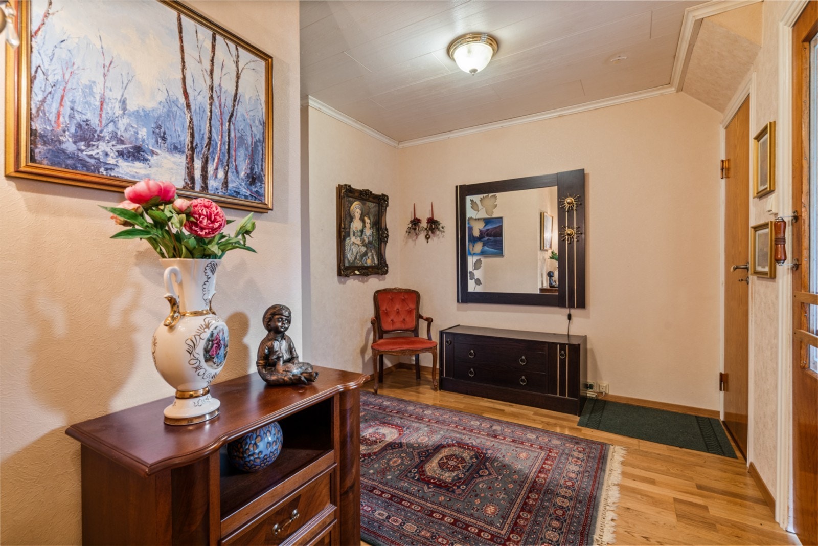 Stor og romslig gang med god plass til oppbevaring. Galleribilde