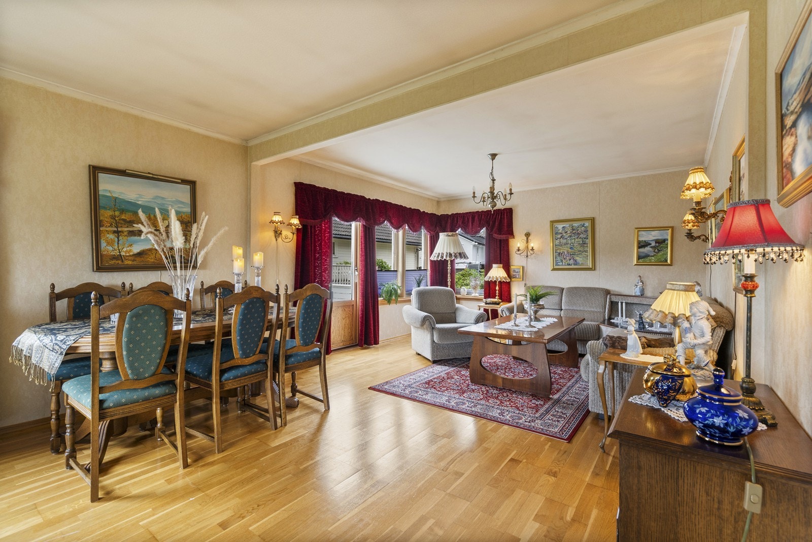 I stuen er det rikelig med vinduer som gir godt med naturlig dagslys inn til rommet. I tillegg er det direkte utgang til terrasse over garasjen. Galleribilde