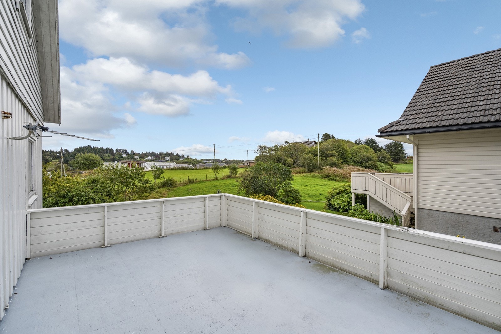 Terrasse i forbindelse med stuen mot sør, sør/øst. Galleribilde