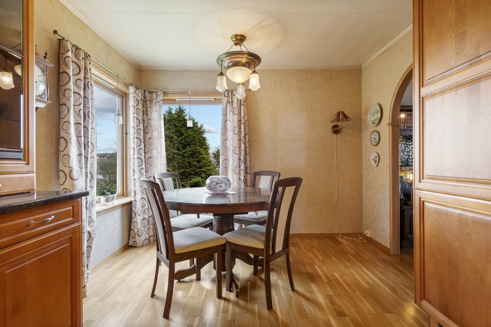 Her er det plass til frokostbord hvor du kan nyte måltidet ditt med fantastisk sjøutsikt. Galleribilde